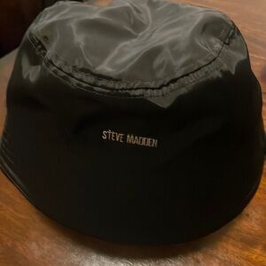 Steve Madden Womens Adult Satin Lined Bucket Hat Black.